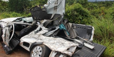 BR 364 - Milagre – Caminhão de boi tomba em cima de Pick-up na BR-364; todos sobreviveram