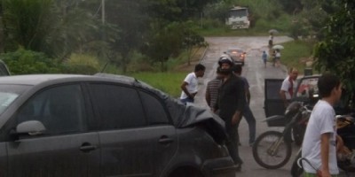 Santa Luzia - Caminhão da ELETROBRAS colide com vários veículos na Avenida Brasil