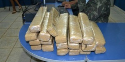 Vilhena - Jovem é presa transportando 21 quilos de maconha em ônibus