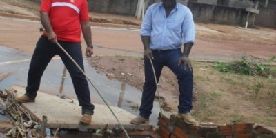 Rolim de Moura – Moradores protestam simulando pescaria em bueiro entupido