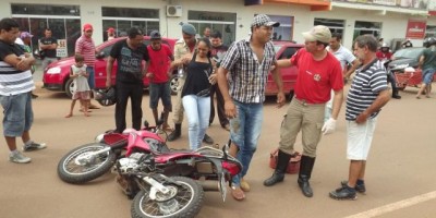 Rolim de Moura –  Colisão entre moto e carro  no Centro da cidade, deixa duas pessoas feridas