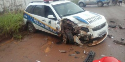 Guajará-Mirim -  Veículo furtado de Ariquemes fura dois bloqueio policial e bate em viatura da PM 