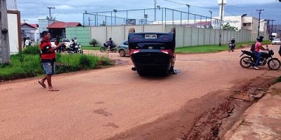 PORTO VELHO - Automóvel capota durante acidente em via mal sinalizada na zona Leste
