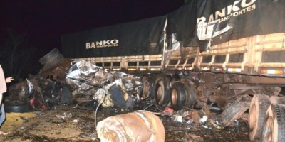 BR 364 - Tragédia na BR-364 envolve três carretas e deixa motorista despedaçado - Fotos