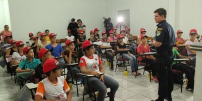 Rolim de Moura –  Polícia Mirim recebe doações de cadeiras universitárias 