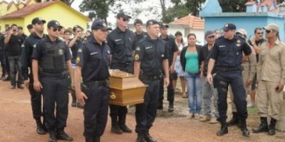Cerejeiras: Multidão acompanha enterro de policial militar 
