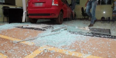 Rolim de Moura –  Em acidente de trânsito, carro invade loja de tratores