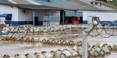 PORTO VELHO - Centenas de botijas de gás flutuam no pátio da Fogás; preços da gasolina e gás podem subir – Fotos e Vídeo