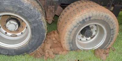 ROLIM DE MOURA: Empresa que faz manutenção da iluminação pública atola no centro da cidade - FOTOS