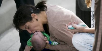 Mundo - Estados Unidos - Bebê inconsciente é salvo durante engarrafamento