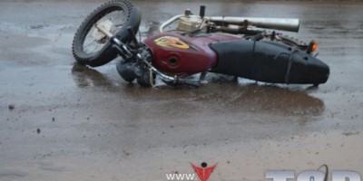 ROLIM DE MOURA: Motociclista sofre queda após colisão em cratera e quase e atropelado por carreta