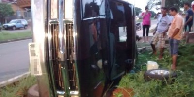 Rolim de Moura –   Caminhonete capota em acidente de trânsito na Avenida Aracaju com Rua Ouro Preto