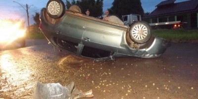 Rolim de Moura –  Condutora perde o controle da direção e capota veículo na Rua Jamari