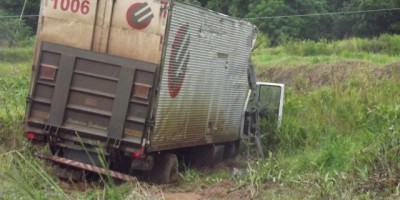 Rolim de Moura –  Caminhão sai da pista e atinge poste de alta tensão na RO-010