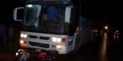 Santa Luzia – Na RO 383 moto colide com ônibus de Alta Floresta que leva alunos a faculdade.