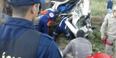 RO- 459 -  Motorista fica por mais de 4hs preso em ferragens após capotar caminhão 