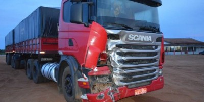 BR 364 - Motociclista morre ao bater de frente com carreta na BR-364; moto explodiu