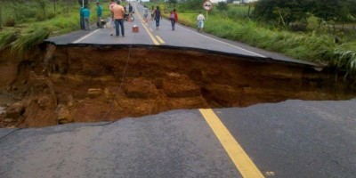 BR 364: Caiu barreira e a estrada esta interditada próxima à cidade de Cacoal