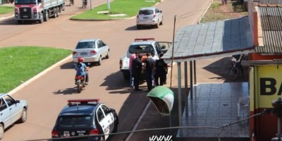 Rolim de Moura – Viatura Policial é atingida por tiro e logo em seguida suspeito de ter atirado é detido pela PM