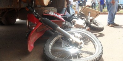 Rolim de Moura –  Motociclista se choca contra caminhão no bairro Cidade Alta