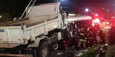 Manaus - Acidente entre micro-ônibus e caminhão mata mais de dez pessoas