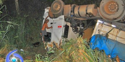 BR 364 - Motorista de carreta tomba em ribanceira para evitar colisão frontal com veículo que realizava ultrapassagem proibida