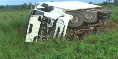 Rolim de Moura – Caminhão tomba próximo ao aeroporto