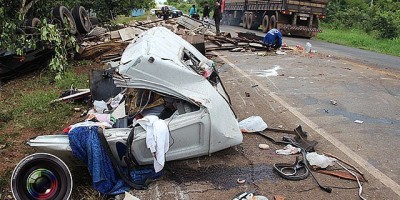 BR 364 - Colisão frontal entre duas carretas na BR-364 deixa duas vítimas fatais 