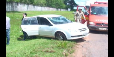 Rolim de Moura –  Automóvel capota próximo ao parque de exposições