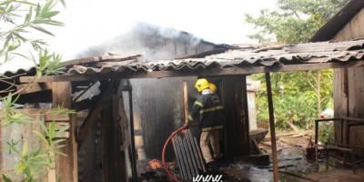 Rolim de Moura –  Incêndio destrói barraco de madeira
