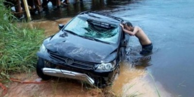 BR 429 - Advogada de Porto Velho cai com carro dentro do rio Manoel Correia 
