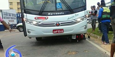 Ji-Paraná – Motociclista invade preferencial e quase é esmagada por ônibus