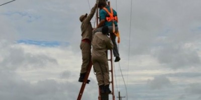 Ariquemes - HOMEM É SOCORRIDO COM VIDA APÓS SOFRER DESCARGA ELÉTRICA