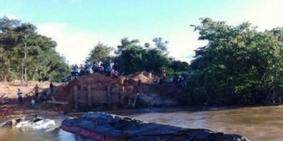 Mato Grosso - Carreta tomba de cima da balsa no Rio Canamã; Veja o vídeo -