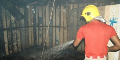 Rolim de Moura –  Incêndio criminoso em barraco de madeira no bairro Centenário