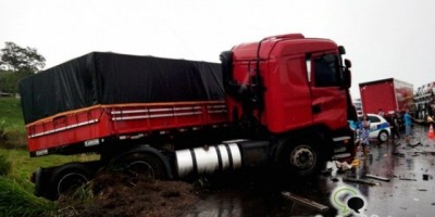 BR 364 - Duas carretas se chocam de frente na BR-364 entre Ji-Paraná e Ouro Preto do Oeste