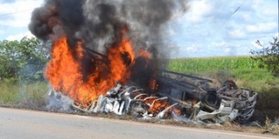 BR-435 - Caminhão com placas de Rolim de Moura pega fogo, motorista e passageiro escapam da morte