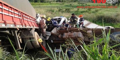BR 364 - GRAVE ACIDENTE DE TRÂNSITO NA BR-364, ENVOLVENDO TRÊS VEÍCULOS DEIXA VITIMA PRESA NAS FERRAGEM