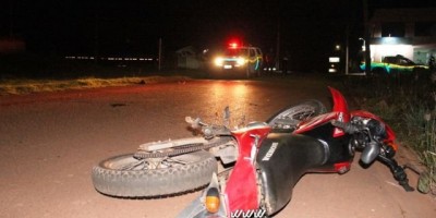 Rolim de Moura – Motociclista é socorrido em estado grave, após ter se chocado violentamente contra meio fio