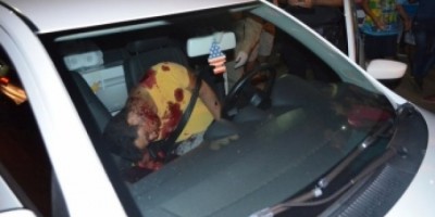 Jaru: Homem é alvejado a tiros dentro de seu automóvel em semáforo no centro da cidade