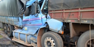BR 364 - Caminhoneiro sobrevive após ter cabine esmagada em colisão com outra carreta 