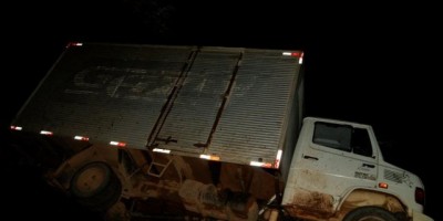 Rolim de Moura –  Caminhão cai dentro de rio na linha 176