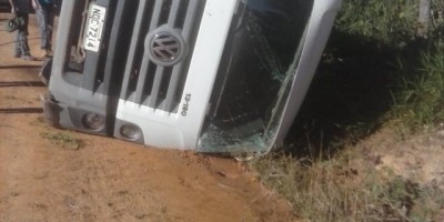 Rolim de Moura – Caminhão pipa tomba na linha 180