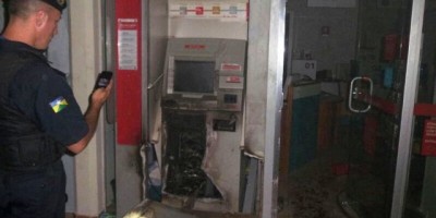 PORTO VELHO - Bando fortemente armado invade faculdade e rouba caixa eletrônico