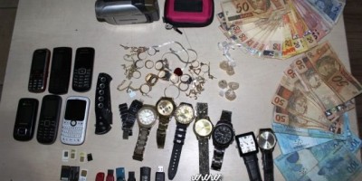 Rolim de Moura – Uma mulher é detida e vários objetos de origem duvidosa, além de drogas, são apreendidos em operação conjunta da PM e PC 