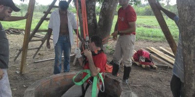 Rolim de Moura –  Bombeiros retiram novilha de dentro de poço