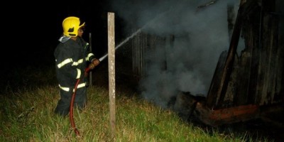 Rolim de Moura - Bombeiros atuam em incêndio em residência no bairro Planalto