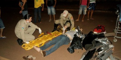 Rolim de Moura - Motociclista fica ferido após colidir na traseira de carro