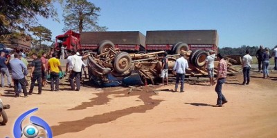 BR-364 - Motorista fica preso nas ferragens após perder controle da direção e capotar caminhão
