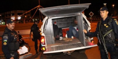 Rolim de Moura - Dupla é presa pela Polícia Militar com moto furtada e pedras de crack